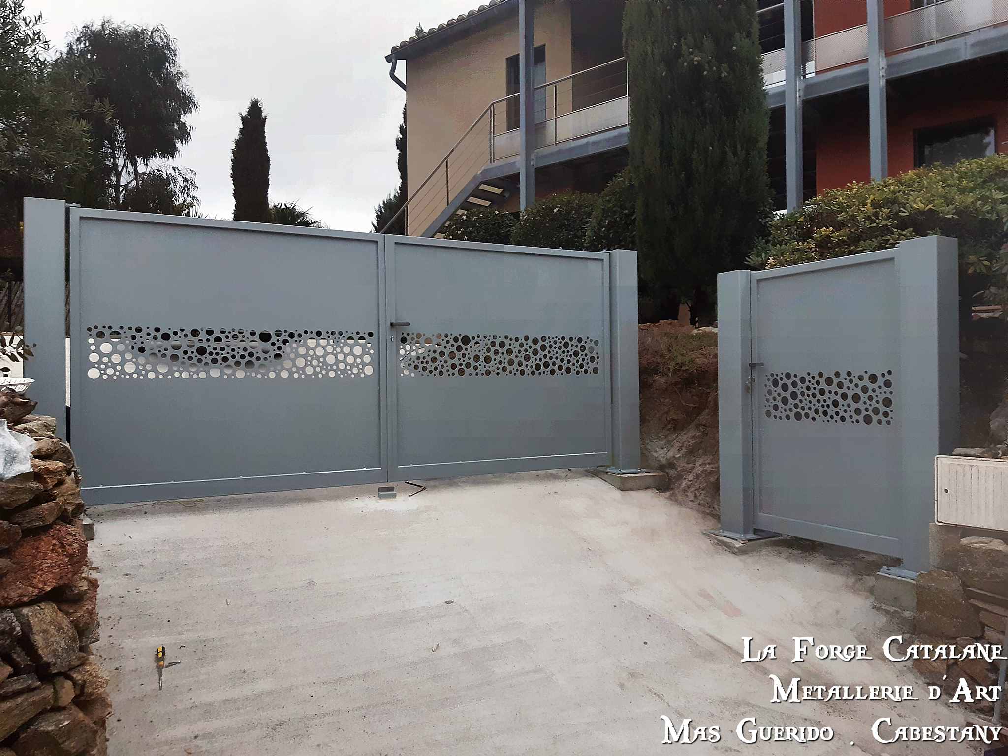 portail double vantaux en tole plein avec decoupe laser centrale forge catalane.jpg